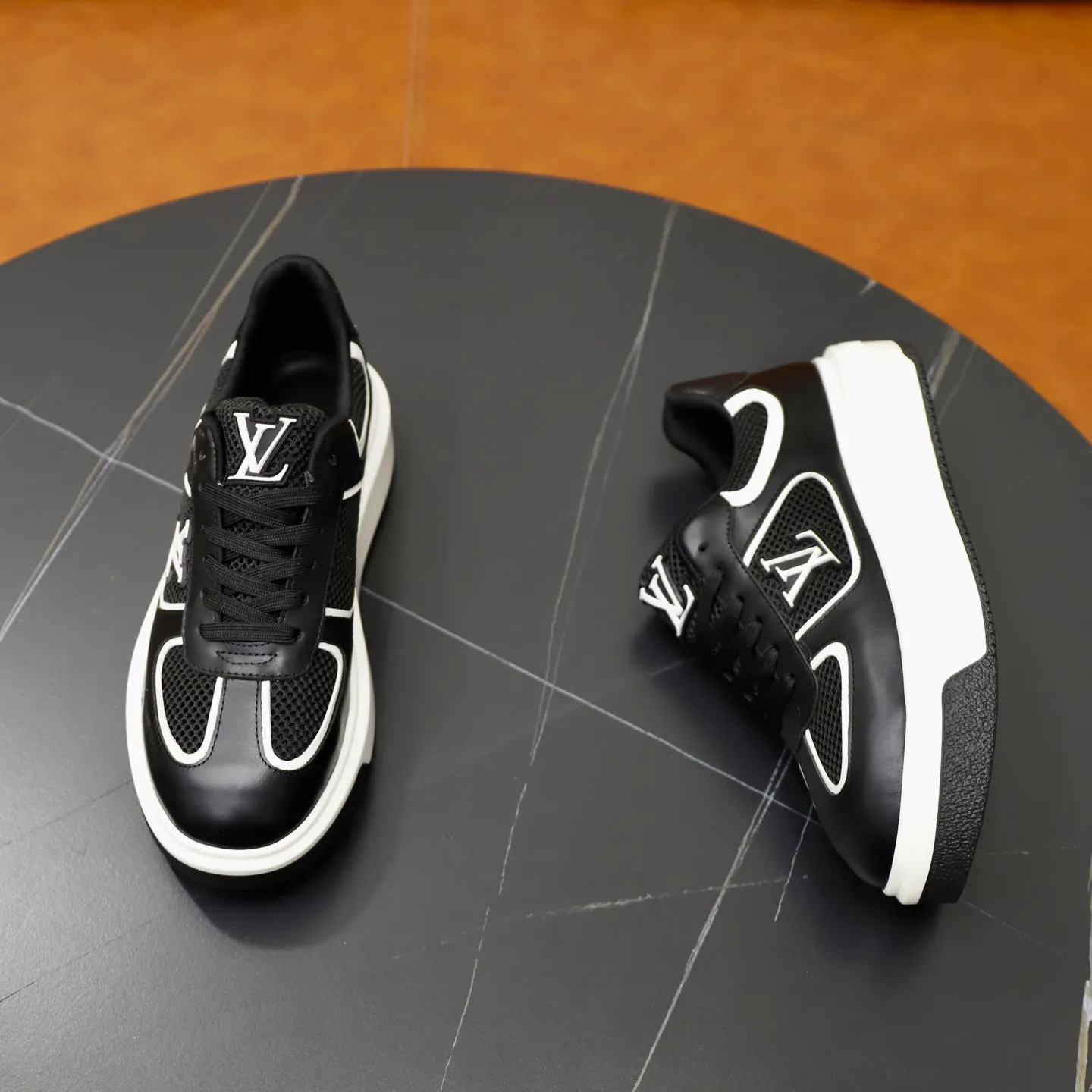 Ex-factory price: 442💰🙅‍♂️🙅‍♂️🙅‍♂️ Brand: LV Louis Vuitton Standard code: 38-44 (45 customized) Level: Same as the official website Material: Original cowhide stitching surface Comfortable and breathable lining Lightweight wear-resistant outsole Style category: Men's fashionable casual shoes Running sneakers Distinguished luxury brand elements Top luxury Color: actual picture color